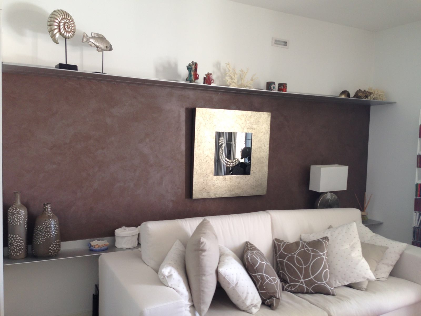 soggiorno con parete decorativa